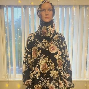 Comes in three different colors and it is free sizes.